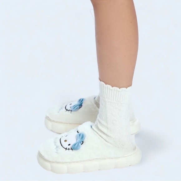 New Forever 21 Hello Kitty Cloud House Slippers Size Large 8.5-10 - Picture 3 of 3